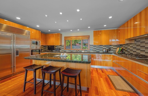 Dollarton House | Deep Cove Stunning Waterfront House