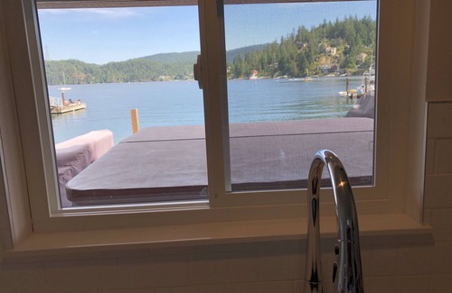 District of North Vancouver Apartment | Deep Cove Waterfront - The Wheelhouse