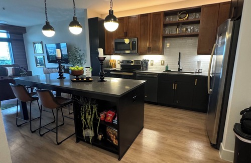 Deep Ellum Apartment | Deep Ellum- Enjoy the Rooftop Pool + Free Secure Parking + Walk to The Factory