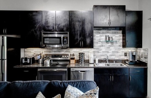 Deep Ellum Apartment | Deep Ellum | Studio Apartment | King Bed | Extended Stay | WiFi | Parking