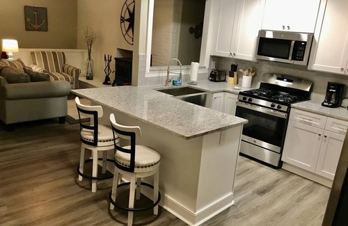 Gainesville Cottage | Deep water cove, views, New kitchen, Lake Front Escape w Dock, Very Private Cove