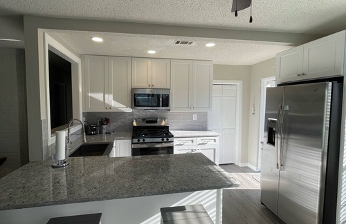 Gainesville Cottage | Deep water cove, views, New kitchen, Lake Front Escape w Dock, Very Private Cove