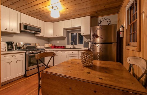 Idyllwild Cabin | Deer Bed Den/Blue Door at 11 Chimneys