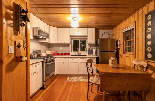 Idyllwild Cabin | Deer Bed Den/Blue Door at 11 Chimneys