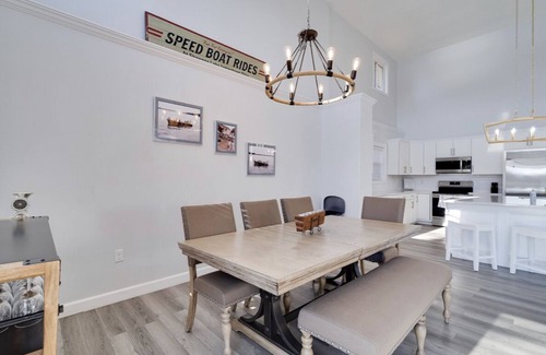Jamestown House | Deer Brook Lake House