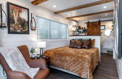 Waco House | Deer Creek Tiny Container Home-12 Min to Magnolia