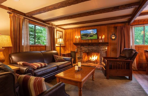 Twin Peaks Hotel | Deer Creek - Two-Bedroom | Three Beds | One Bathroom | Sleeps Five