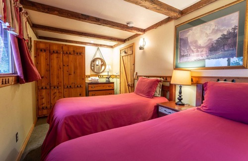 Twin Peaks Hotel | Deer Creek - Two-Bedroom | Three Beds | One Bathroom | Sleeps Five