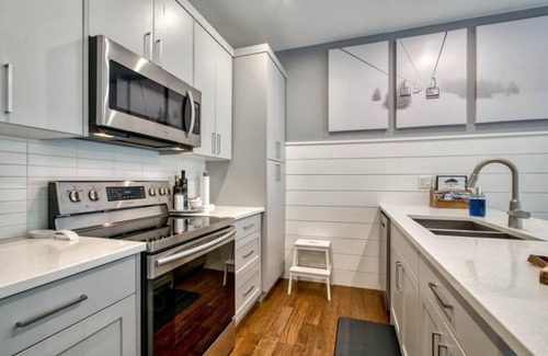 Fairways Condo | Deer Den 5: Ultra-Modern, 3 BDRM Condo w/Private Hot Tub