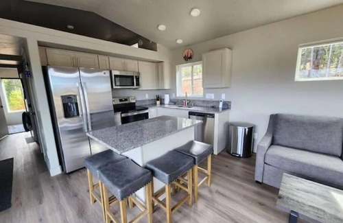 Gallatin Gateway Cabin | Deer Friends Cabin Escape