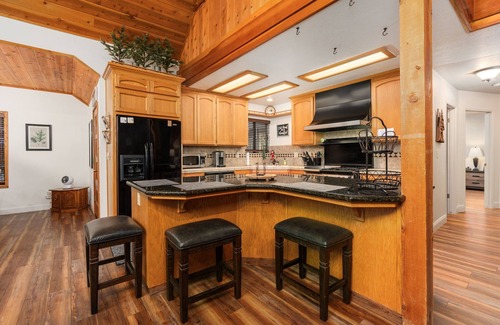 Granite Ridge Cabin | Deer Haven- Boat parking & large deck areas!