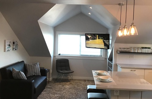 Southwest Mission House | Deer House - Modern Carriage House with Lake Views