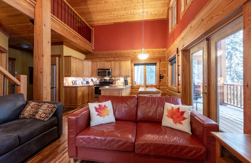 Golden Ski Chalet | Deer Lodge - 2 Bedroom Luxurious Log Cabin in Golden - with Private hot tub