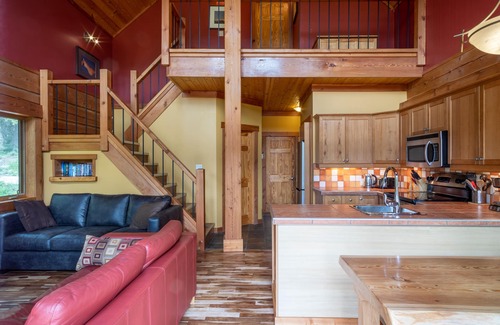 Golden Ski Chalet | Deer Lodge - 2 Bedroom Luxurious Log Cabin in Golden - with Private hot tub