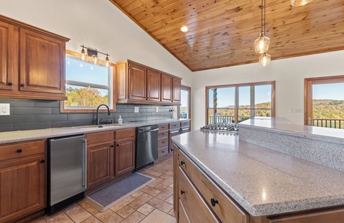 La Follette House | Deer Memories - Deerfield Resort/Breathtaking Views/Boat Slip/No Steps/Game Room