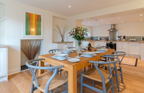 Lydney Cottage | Deer Park Farmhouse - on the lydney park estate that sleeps 6 guests in 3 bedrooms