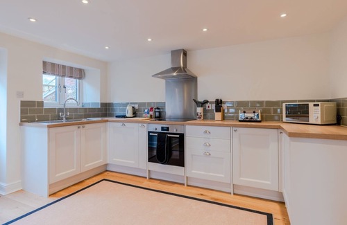 Lydney Cottage | Deer Park Farmhouse - on the lydney park estate that sleeps 6 guests in 3 bedrooms