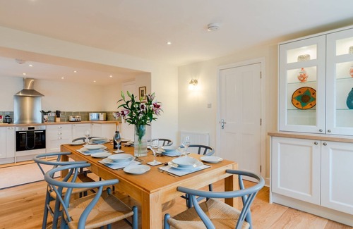 Lydney Cottage | Deer Park Farmhouse - on the lydney park estate that sleeps 6 guests in 3 bedrooms