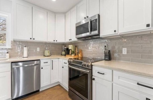 Warwick House | Deer Pond Ski Lodge Hot Tub Pool Table Ping Pong Wineries Legoland Mtn Creek