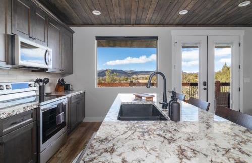 Orderville House | Deer Ridge Casita: Private Retreat Hot Tub & Views