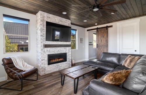 Orderville House | Deer Ridge Casita: Private Retreat Hot Tub & Views
