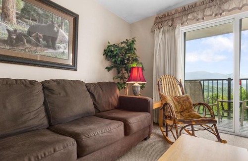 Gatlinburg - Pigeon Forge Apartment | Deer Ridge Mountain Resort D301