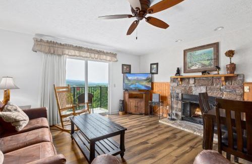 Gatlinburg - Pigeon Forge Apartment | Deer Ridge Mountain Resort E208
