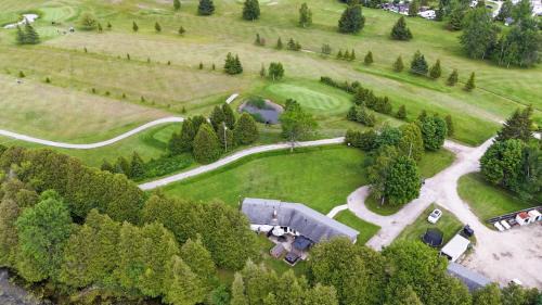 Lindsay House | Deer Run Cottage- Golf Course cottage