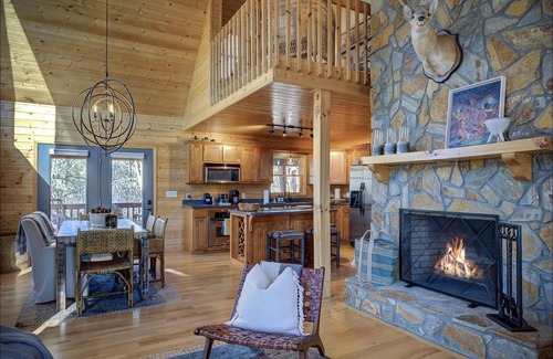 Piney Creek Cabin | Deer Run Lodge, Cozy and luxurious Cabin in the woods.