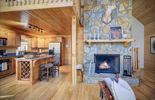 Piney Creek Cabin | Deer Run Lodge, Cozy and luxurious Cabin in the woods.