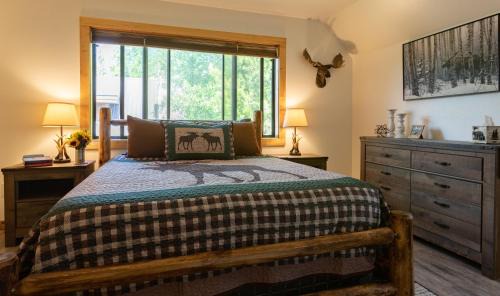 Island Park House | Deer View by KABINO Hot Tub Fire Pit Garage Roku WiFi Grill Fireplace