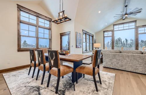 Baldy Mountain House | Deere Retreat Home Hot Tub Stylish