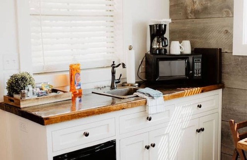 Waco House | Deerfield Countryside Cabin #1