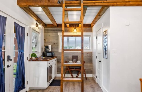 Elm Mott House | Deerfield Countryside Cabin #2