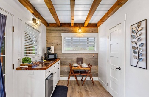 Elm Mott House | Deerfield Countryside Cabin #2