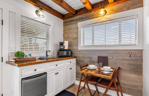 Elm Mott House | Deerfield Countryside Cabin #2