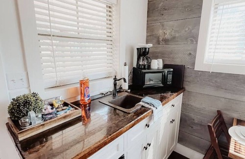 Elm Mott House | Deerfield Countryside Cabin #6