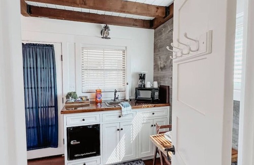 Elm Mott House | Deerfield Countryside Cabin #6