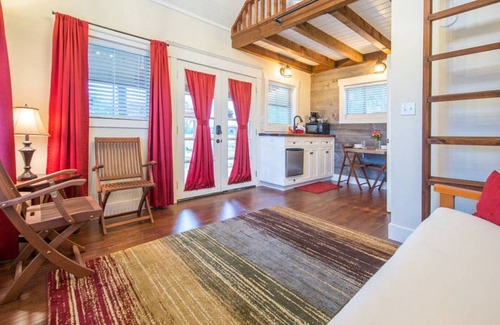 Lacy-Lakeview Cabin | Deerfield Countryside Tiny Cabin #6 - 10 min to Silos at Magnolia