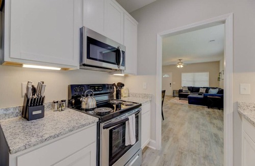 Cayce House | Deja Blue by Heartwood | 10 Mins to Downtown