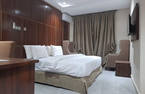 Awka Hotel | DEKINGS LUXURY AND SUITES