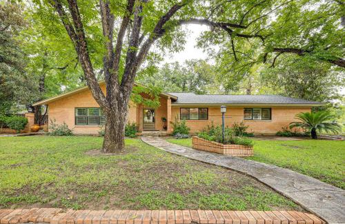 Amistad National Recreational Area House | Del Rio Home with Large Yard, BBQ and Fireplace!