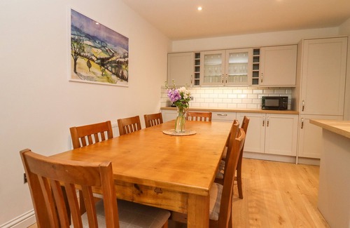 Bishop's Cleeve House | DELABERE ROAD, pet friendly, with a garden in Bishops Cleeve