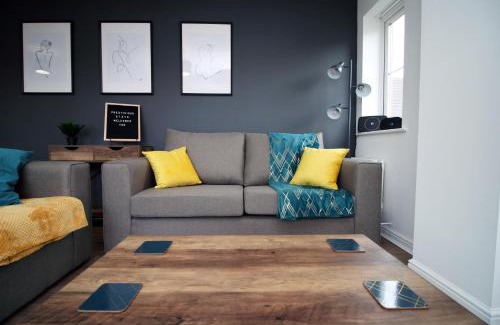 Swindon House | DELFT - Spacious Home, High Speed Wi-Fi, Free Parking, Terrace