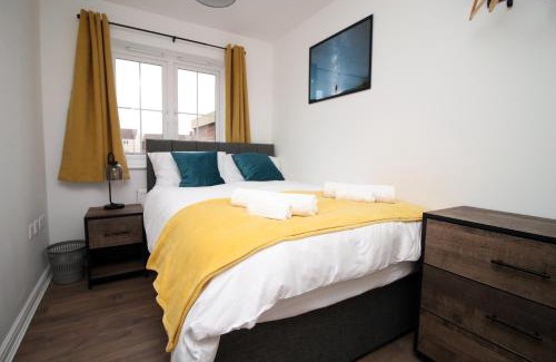 Swindon House | DELFT - Spacious Home, High Speed Wi-Fi, Free Parking, Terrace