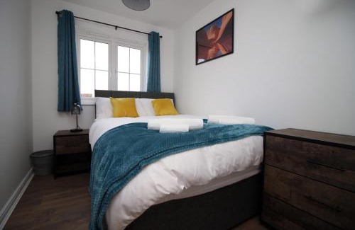 Swindon House | DELFT - Spacious Home, High Speed Wi-Fi, Free Parking, Terrace