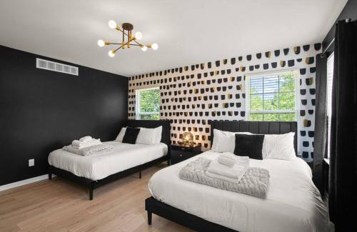 Boyne City House | Delight: Bold & Bougie! Sleeps 12! Downtown Boyne