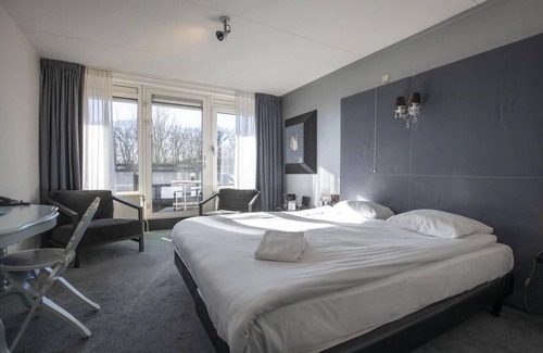 Ellecom Hotel | Delight in Design: Tidy Room in Historic Ellecom Setting with Indoor Pool
