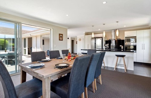 Wharewaka House | Delight in the Dell - 2 mins to lake