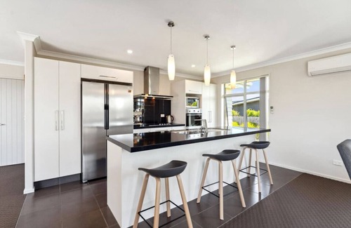Wharewaka House | Delight in the Dell - 2 mins to lake